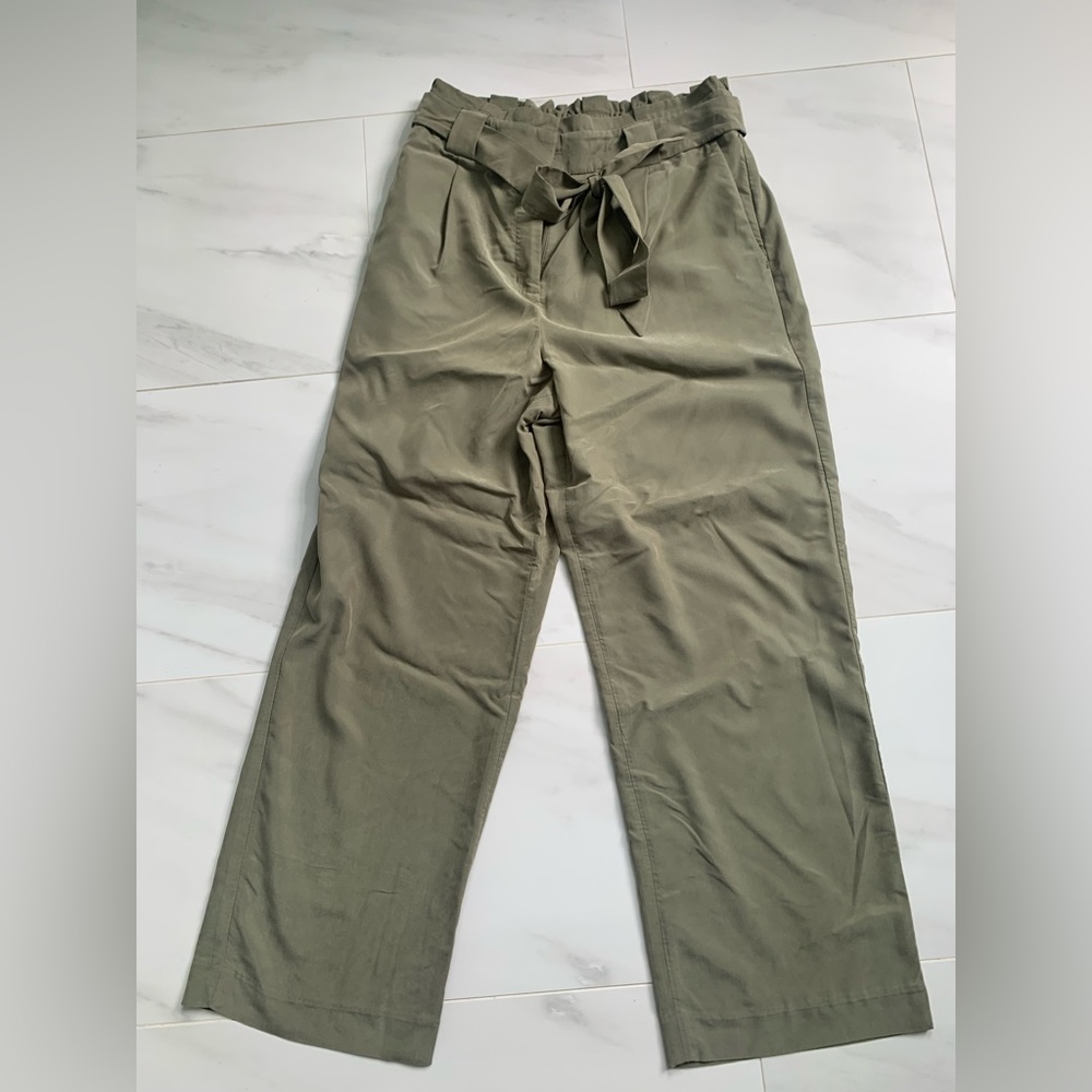 Woman’s ankle paper bag pants